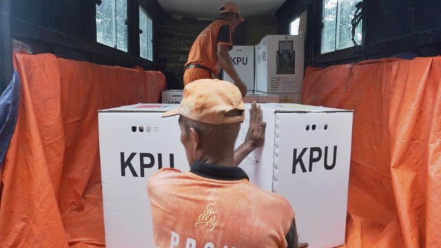 Sejumlah petugas mengangkut kotak suara Pemilu 2019 keatas mobil saat distribusi logistik Pemilu 2019 di GOR Kemayoran, Jakarta. Foto: Irfan Adi Saputra/kumparan