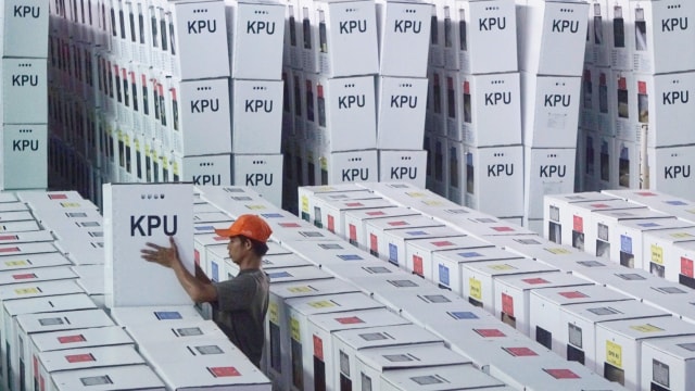 Seorang petugas mengangkut kotak suara Pemilu 2019 saat distribusi logistik Pemilu 2019 di GOR Kemayoran, Jakarta, Senin (15/4/2019). Foto: Irfan Adi Saputra/kumparan