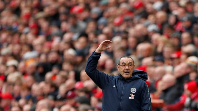 Pelatih Chelsea, Maurizio Sarri, di laga melawan Liverpool. Foto: Reuters/Lee Smith