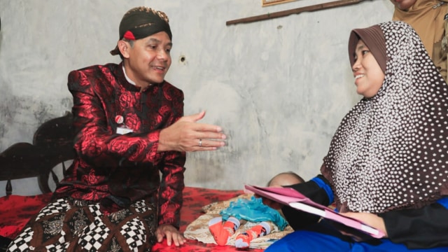 Gubernur Jawa Tengah Ganjar Pranowo menengok Sa'diah, balita penderita Hydrocephalus. (foto: fajar eko nugroho)