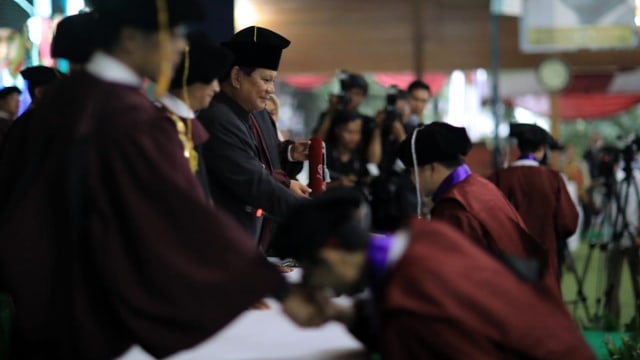 Capres nomor urut 02, Prabowo Subianto hadiri wisuda Universitas Kebangsaan Republik Indonesia. Foto: Dok. Tim Badan Pemenangan Nasional