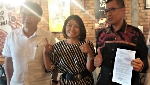 Ratna Sari Dewi, istri tersangka penipuan 16 Miliar AA Ngurah Alit Wiraputra, Senin (15/4) - kanalbali/KAD