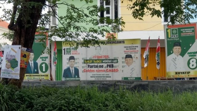 Sejumlah APK masih terlihat di salah satu sudut jalan di Pandaan, Kabupaten Pasuruan, Senin (15/4/2019). (Foto: KIPP Pasuruan untuk WartaBromo)