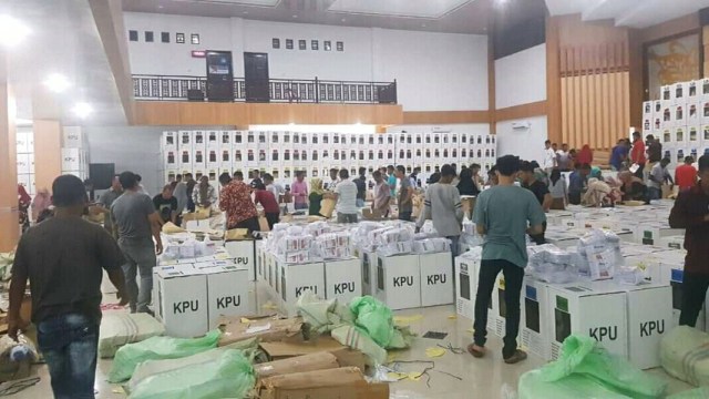 Persiapan distribusi logistik Pemilu 2019 oleh KIP Kabupaten Pidie di Aceh. Foto: Dok. KIP Pidie