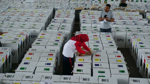 Seorang petugas Komisi Independen Pemilihan (KIP) kota Banda Aceh merapihkan kotak surat suara Pemilu 2019. Foto: Zuhri Noviandi/kumpara