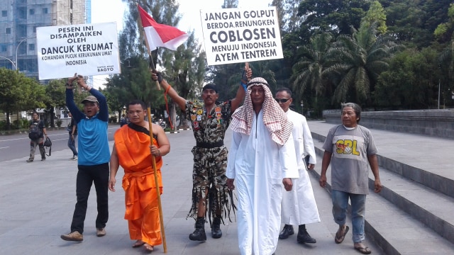 Sejumlah warga yang mengenakan kostum pemuka agama dan mantan prajurit TNI melakukan aksi di Plaza Manahan, Kota Solo Jawa Tengah, Senin (14/04/2019).. Mereka mengajak masyarakat tidak golput saat pemilu (Agung Santoso)