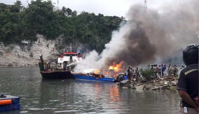 Kebakaran Speedboat di Fakfak, Foto: Terry/balleo-kumparan