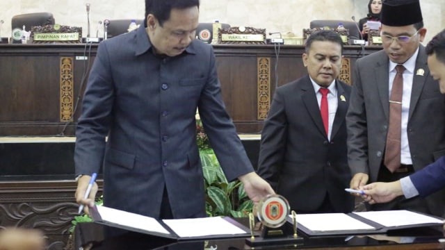 Wakil Gubernur Kalsel Rudy Resnawan (kiri) ketika menandatangani LKPj 2018 di rapat paripurna istimewa DPRD Kalsel, Senin (15/4). Foto: Humpro Kalsel