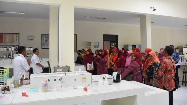 Para guru MGMP Kimia dari Kabupaten Sidoarjo, saat belajar tentang pengolahan BBM dan gas bumi di Laboraturium PPSDM Migas, Cepu Kabupaten Blora. Senin (15/04/2019)