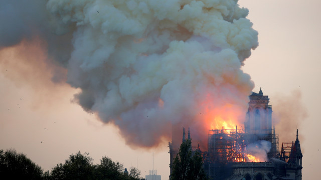 Suasana katedral Notre Dame yang terjadi kebakaran, Paris, Prancis. Foto: Reuters