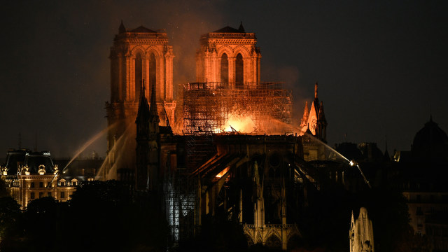 Suasana katedral Notre Dame yang terjadi kebakaran, Paris, Prancis. Foto: Reuters