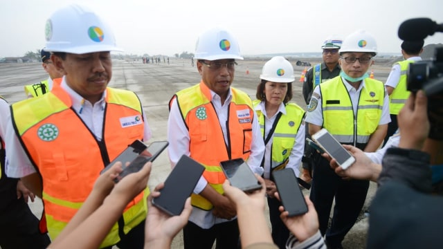 Menteri Perhubungan Budi Karya Sumadi  (tengah) meninjau pembangunan landasan pacu atau runway 3 di Bandara Soekarno-Hatta, Cengkareng). Foto: Dok. Kementerian Perhubungan