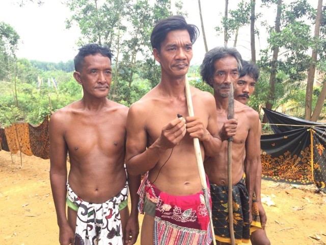 Pemimpin adat SAD Muara Kilis, Tumenggung Tupang (dua dari kiri) dan Wakil Tumenggung, Juki (paling kiri). Foto: Andesta Herli Wijaya.