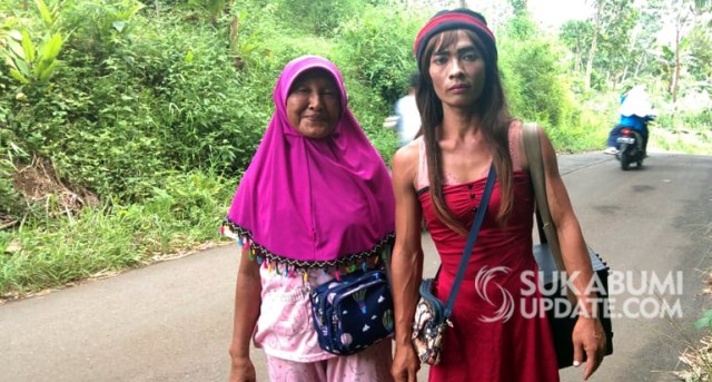 Sepasang pengamen yang menyorot perhatian, pasangan suami istri Eka Suryanto (35 tahun) dan Yulianti (50 tahun) saat mengamen di Kecamatan Pabuaran, Kabupaten Sukabumi. | Sumber Foto:Demmi Pratama
