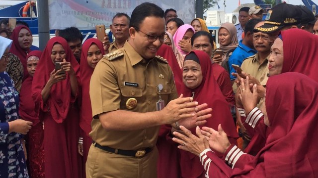 Kunjungan Gubernur DKI Anies Baswedan mengecek TPS di Pulau Sabira, Kepulauan Seribu