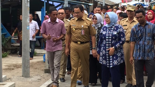 Kunjungan Gubernur DKI Anies Baswedan mengecek TPS di Pulau Sabira, Kepulauan Seribu. Foto: Ferry Fadhlurrahman/kumparan