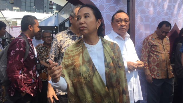 Menteri BUMN Rini Soemarno dalam pembukaan Halal Park kawasan Halal Indonesia, di GBK, Jakarta, Selasa (16/4). Foto: Nurul Nur Azizah/kumparan