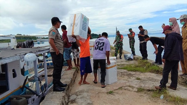 KPU Muna Distribusikan Logistik ke pulau-pulau terluar, Selasa (16/04). Foto: Dok. KPU Muna