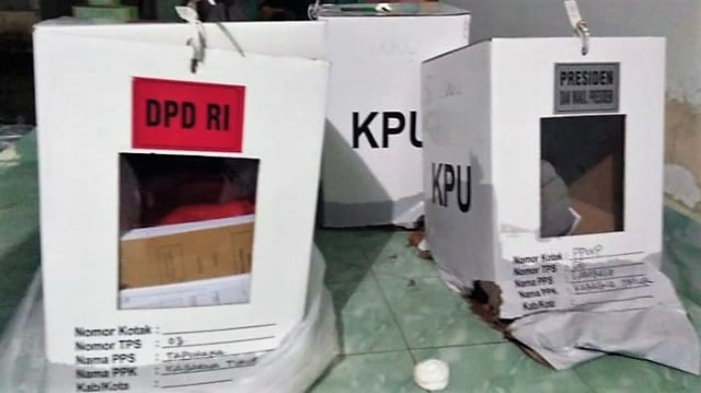 Kotak suara yang rusak di Bombana, Foto: Dok. KPU Bombana.
