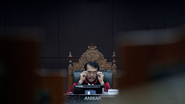 Hakim Anwar Usman dalam sidang putusan MK Quick Count. Foto: Fanny Kusumawardhani/kumparan