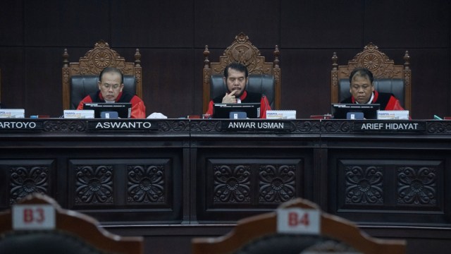 Hakim Aswanto, Anwar Usman, dan Arief Hidayat dalam sidang putusan MK Quick Count. Foto: Fanny Kusumawardhani/kumparan
