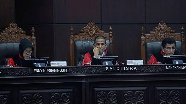 Hakim Enny Nurbaningsih, Saldi Isra, dan Manahan MP dalam sidang putusan MK Quick Count. Foto: Fanny Kusumawardhani/kumparan