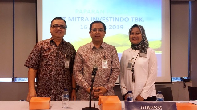 Presiden Direktur Mitra Investindo (MITI) Sugi Handoko (tengah) usai melakukan public expose di Bursa Efek Indonesia, Jakarta. Foto: Selfy Momongan/kumparan