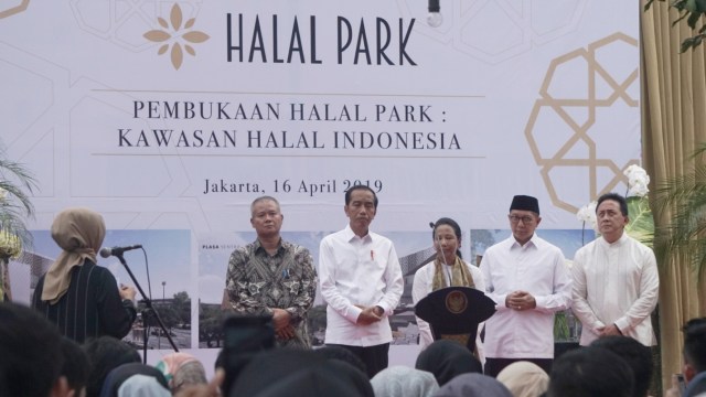 Presiden Joko Widodo (ketiga kiri) saat meresmikan Halal Park Kawasan Halal Indonesia di GBK, Jakarta, Selasa, (16/4). Foto: Iqbal Firdaus/kumparan