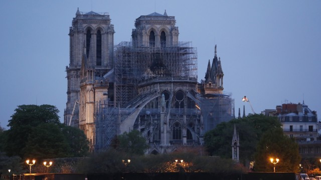 Proses pendinginan dari petugas pemadam kebakaran usai kebakaran Katedral Notre-Dame di Paris. Foto: AFP/Zakaria ABDELKAFI