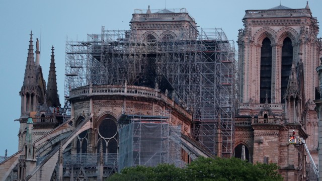 Proses pendinginan dari petugas pemadam kebakaran usai kebakaran Katedral Notre-Dame di Paris. Foto: AFP/Zakaria ABDELKAFI