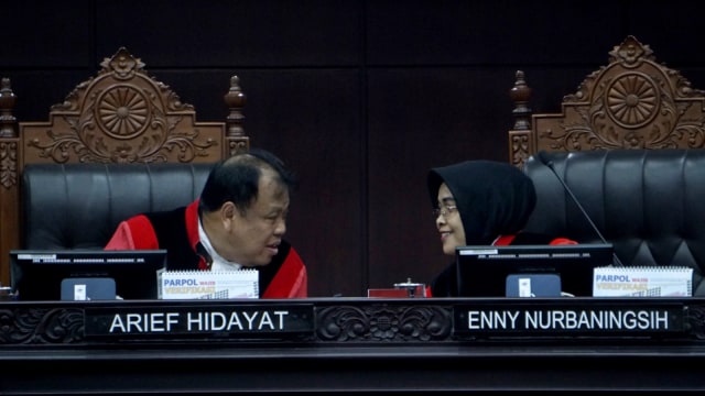 Hakim MK Arief Hidayat (kiri), dan Enny Nurbaningsih. Foto: Fanny Kusumawardhani/kumparan