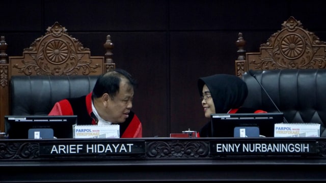 Hakim MK, Arief Hidayat, Enny Nurbaningsih