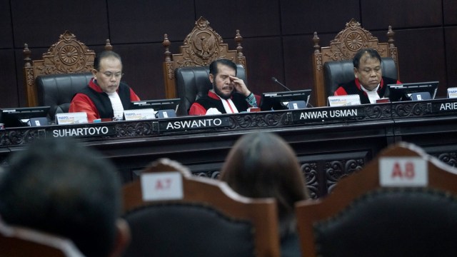 Ketua MK Anwar Usman (tengah), bersama Hakim Arief Hidayat (kanan), dan wakil ketua MK Aswanto. Foto: Fanny Kusumawardhani/kumparan
