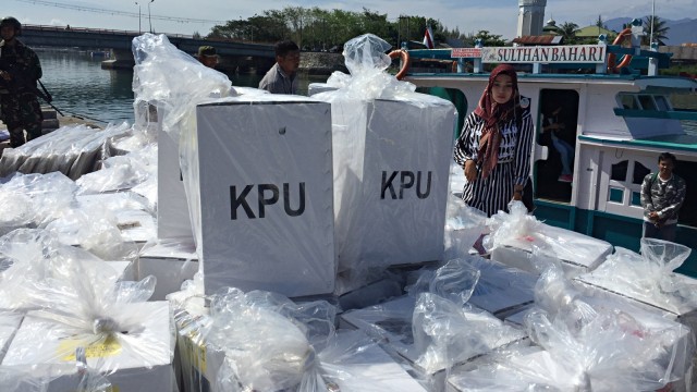 Petugas Panitia Pemilihan Kecamatan menghitung logistik pemilu 2019. Foto: Zuhri Noviandi/kumparan