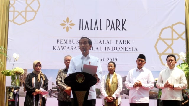 Presiden Jokowi saat meresmikan kawasan Halal Park di Kawasan Senayan, Jakarta, Selasa (16/4). Foto: Dok. WIKA