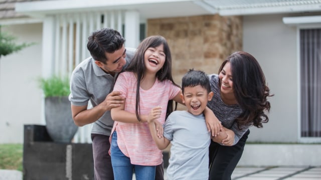 Ilustrasi keluarga dengan dua anak Foto: Shutterstock