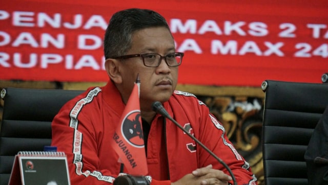 Sekjen DPP PDI Perjuangan, Hasto Kristiyanto saat konfrensi pers terkait merespons berbagai isu jelang pelaksanaan Pileg/Pilpres di kantor pusat PDI Perjuangan, Jakarta, Selasa (16/4). Foto: Helmi Afandi Abdullah/kumparan