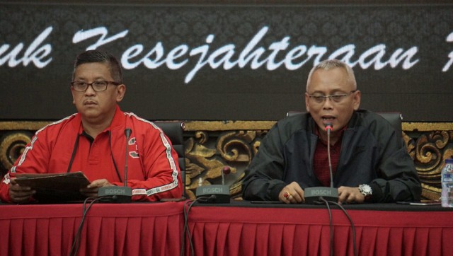 Politisi PDI-P, Arief Wibowo (kanan) saat konfrensi pers terkait merespons berbagai isu jelang pelaksanaan Pileg/Pilpres di kantor pusat PDI Perjuangan, Jakarta, Selasa (16/4). Foto: Helmi Afandi Abdullah/kumparan