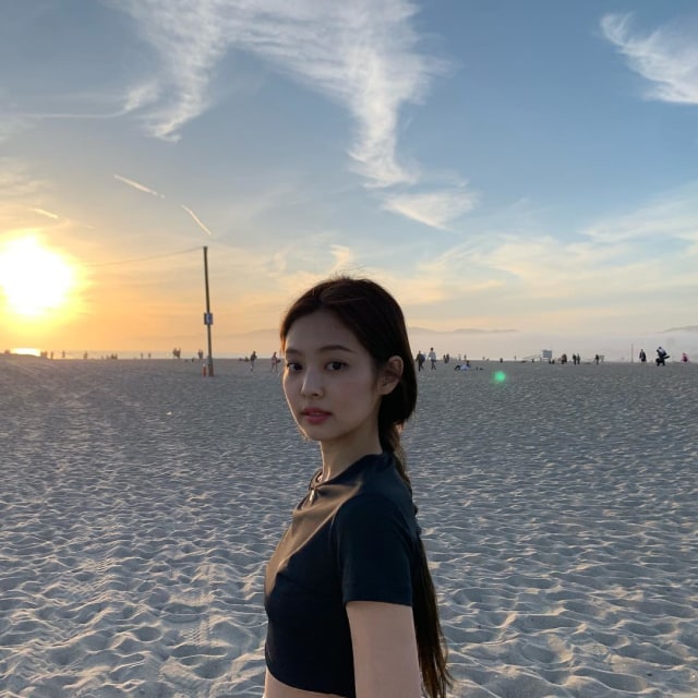 Tampilan casual nan simple Jennie saat berada di Santa Monica, Amerika Serikat. Foto: Instagram @jennierubyjane