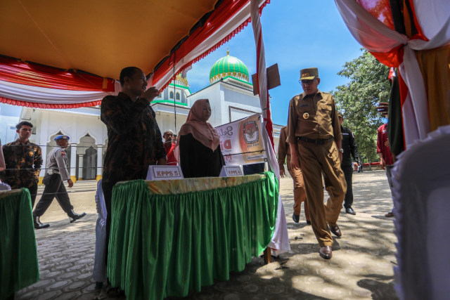 Foto: Para Pejabat Aceh Pantau Kesiapan TPS (117194)