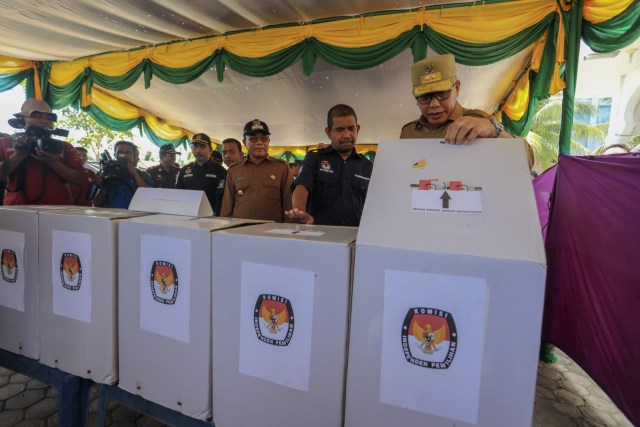 Foto: Para Pejabat Aceh Pantau Kesiapan TPS (117195)