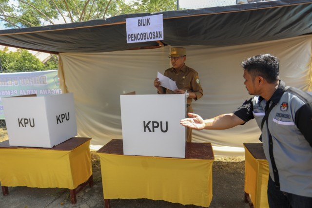 Foto: Para Pejabat Aceh Pantau Kesiapan TPS (117199)