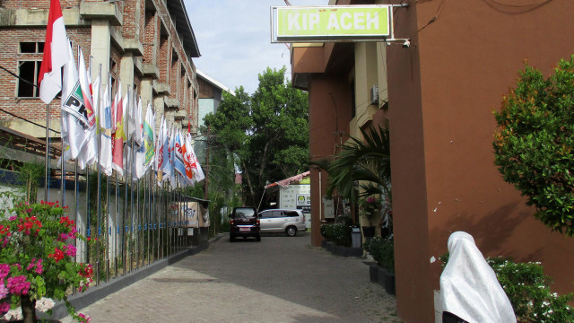 20 bendera partai di depan kantor Komisi Independen Pemilihan (KIP) Aceh. Foto: Adi W