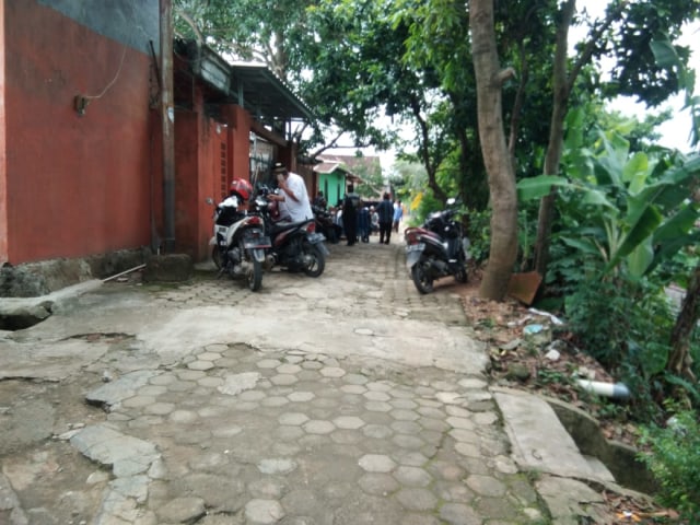 Suasana lokasi kejadian bunuh diri Idkar Maualana (18) di Jalan Surya Kencana V, Nomor 63, Kelurahan Kampung Baru, Kecamatan Labuhan Ratu, Selasa (16/4) | Foto : Obbie Fernando/Lampung Geh