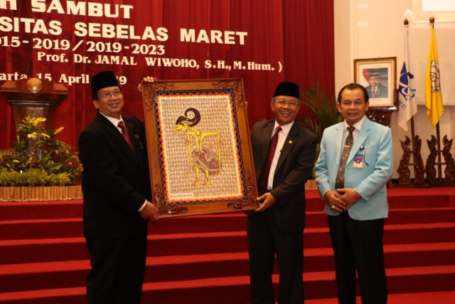 Rektor baru Universitas Sebelas Maret Surakarta (UNS), Prof. Jamal Wiwoho (paling kiri), menerima saat melakukan serah terima jabatan denganProf. Ravik Karsidi di Gedung G.P.H. Haryo Mataram UNS pada Senin (15/4/2019). (Agung Santoso)