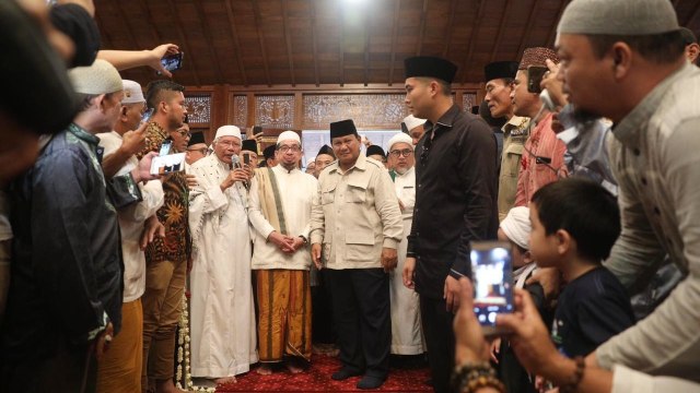 Calon presiden nomor urut 02, Prabowo Subianto (tengah) saat meresmikan Masjid Nurul Wathon di Hambalang. Foto: Dok. Badan Pemenangan Nasional (BPN)