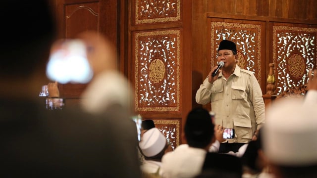 Calon presiden nomor urut 02, Prabowo Subianto (tengah) saat meresmikan Masjid Nurul Wathon di Hambalang. Foto: Dok. Badan Pemenangan Nasional (BPN)