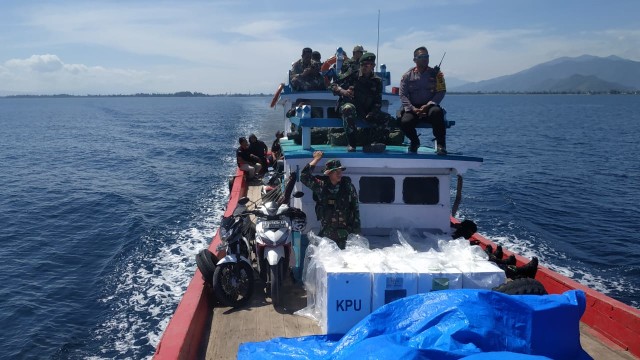 Di tengah laut dalam perjalanan untuk distribusi logistik Pemilu 2019 ke Pulo Aceh dengan menempuh sekitar 2,5 jam mendapat pengawalan dari aparat keamanan, Selasa (16/4). Foto: Fauzi untuk Acehkini