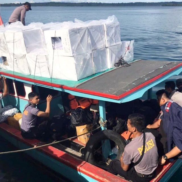 Polisi Nias Selatan saat mengamankan proses pendistribusian kotak suara menggunakan kapal barang. Foto: Dok.Instagram Polda Sumut