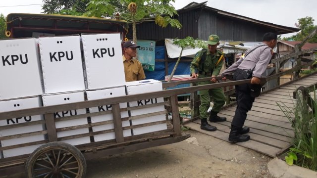 Pendistribusian logistik kotak suara di Kecamatan Amuntai Tengah pada Selasa (16/4). Foto: Polres HSU
